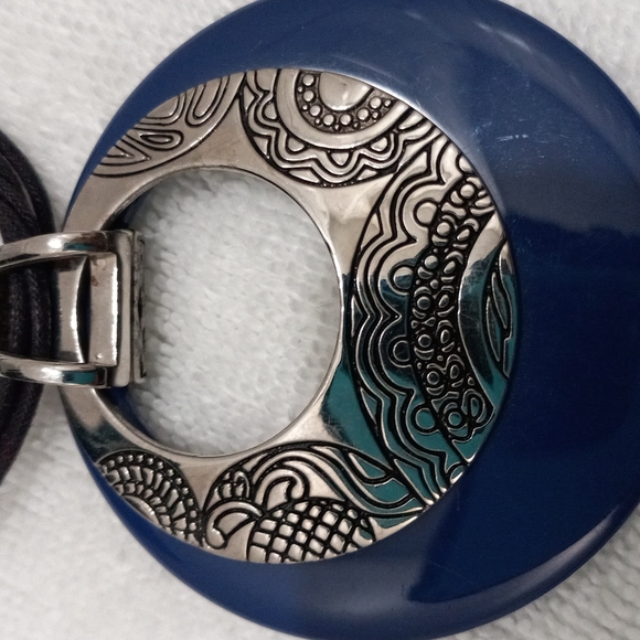 Coldwater Creek Navy Lucite & Engraved Silver Tone Circle - Picture 4 of 5